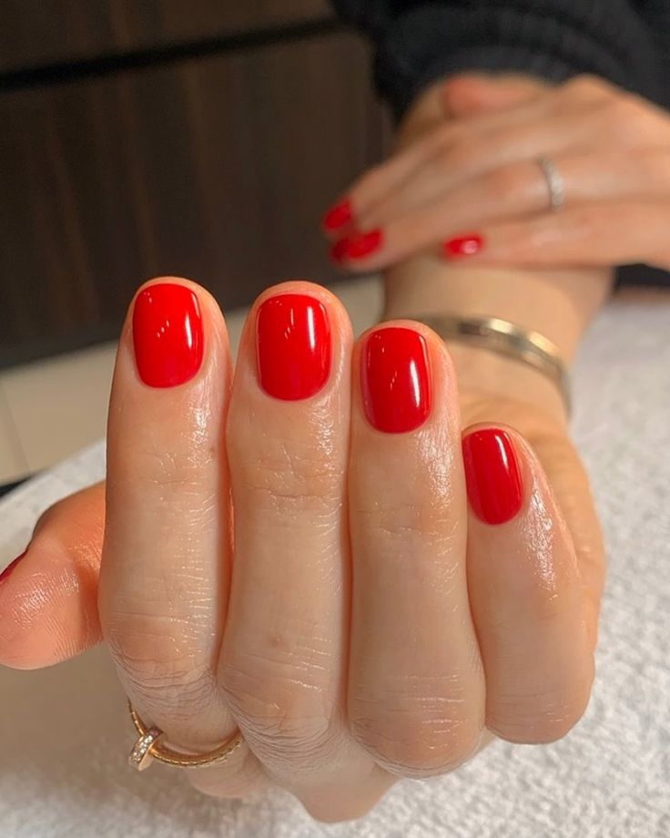 Short red nail idea